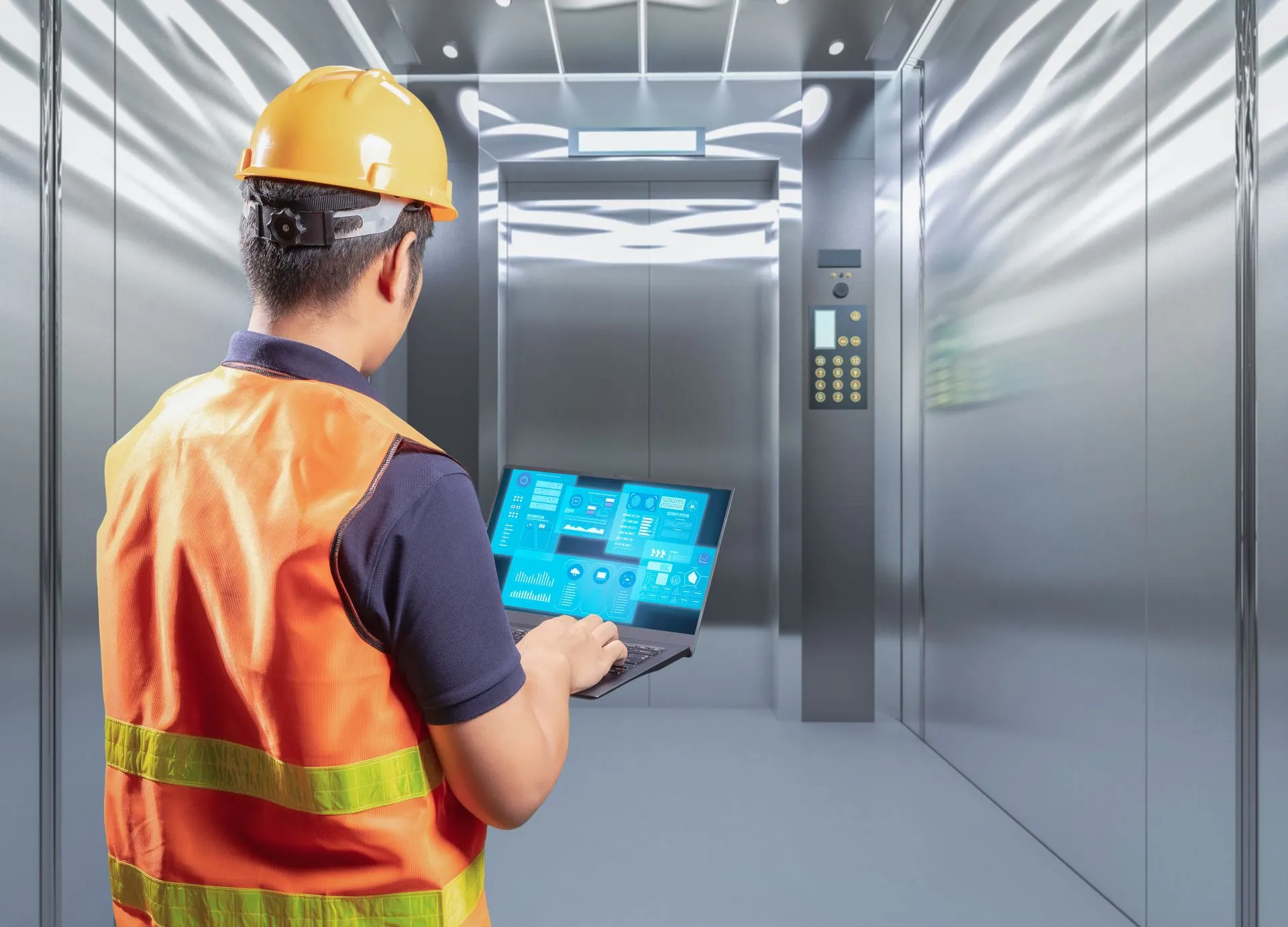 Elevador moderno com pessoas e tecnologia